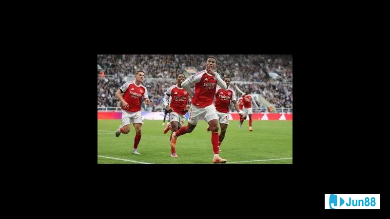 Cầu thủ Basel vượt qua cầu thủ Stuttgart trong tình huống tranh chấp bóng Cầu thủ Basel vượt qua cầu thủ Stuttgart trong tình huống tranh chấp bóng