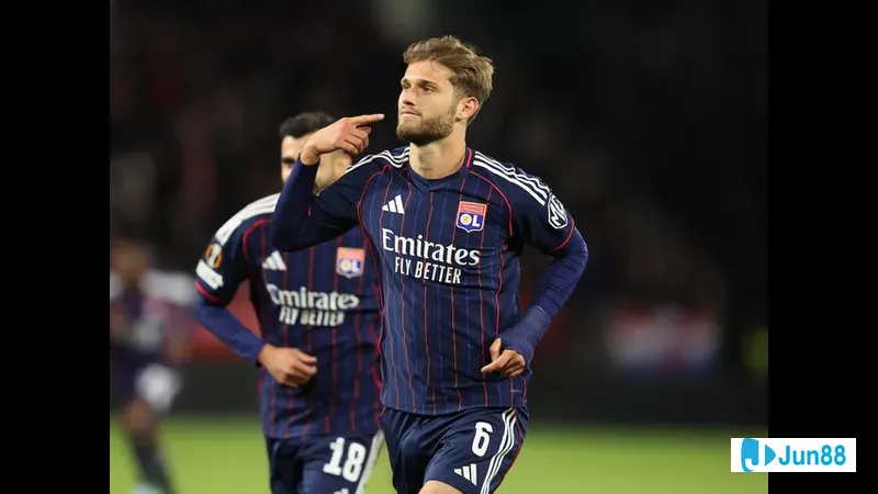 Cầu thủ Lyon với sự quyết tâm vượt qua phòng ngự đội Salzburg trong trận đấu Cầu thủ Lyon với sự quyết tâm vượt qua phòng ngự đội Salzburg trong trận đấu