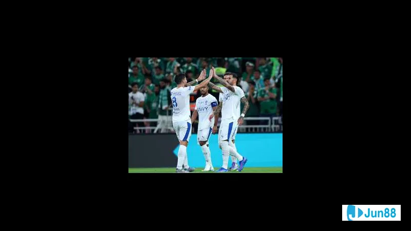 Cầu thủ Al Duhail chạy nhanh với bóng trước sự áp sát của cầu thủ Al Kharitiyath.