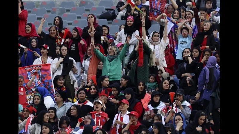 Cầu thủ Iran đang tung cú sút mạnh vào khung thành Tanzania trong trận đấu