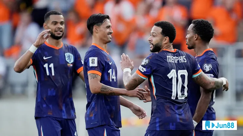 Cầu thủ Lithuania vượt qua cầu thủ Ba Lan trong trận đấu