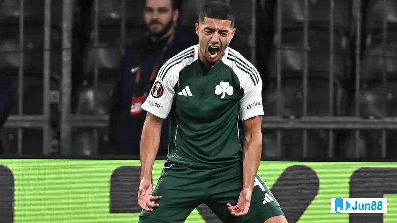 Cầu thủ Panathinaikos với sự quyết tâm vượt qua hàng phòng ngự của G.A. Eagles Cầu thủ Panathinaikos với sự quyết tâm vượt qua hàng phòng ngự của G.A. Eagles