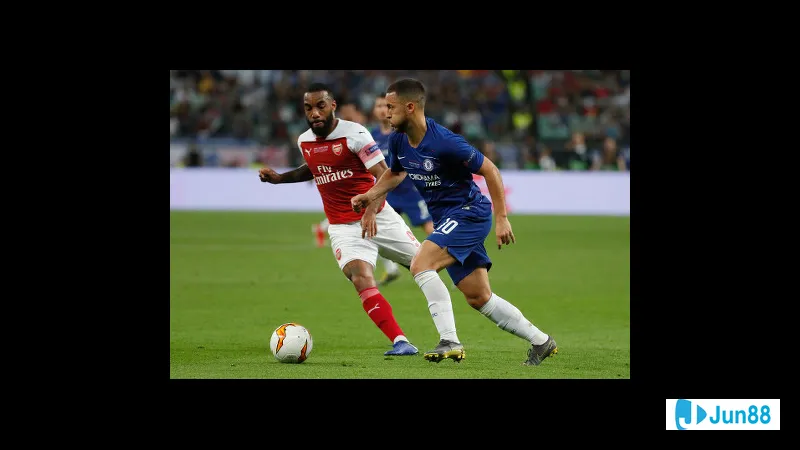 Cầu thủ Pháp dũng mãnh giữ bóng trước áp đảo của cầu thủ Azerbaijan