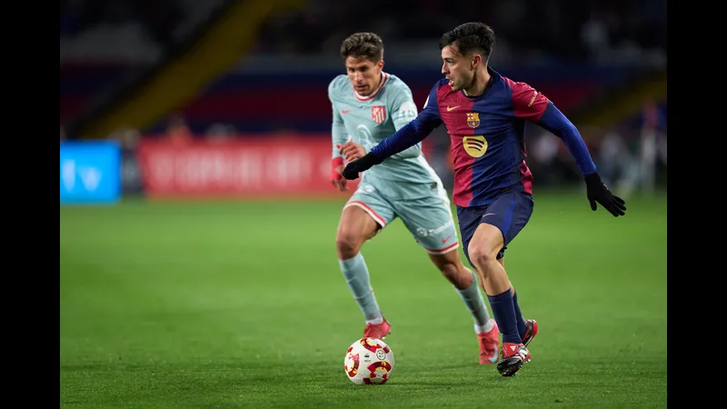 Cầu thủ Barca vượt qua hậu vệ Atletico Madrid với tốc độ và kỹ thuật đi bóng xuất sắc