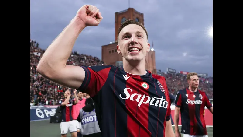 Cầu thủ đội Bologna dũng mãnh tranh chấp với cầu thủ đội Cremonese trong trận đấu Cầu thủ đội Bologna dũng mãnh tranh chấp với cầu thủ đội Cremonese trong trận đấu