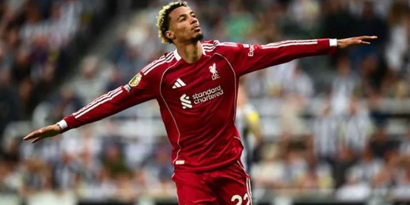 Hugo Ekitiké tập luyện thích ứng chiến thuật mới