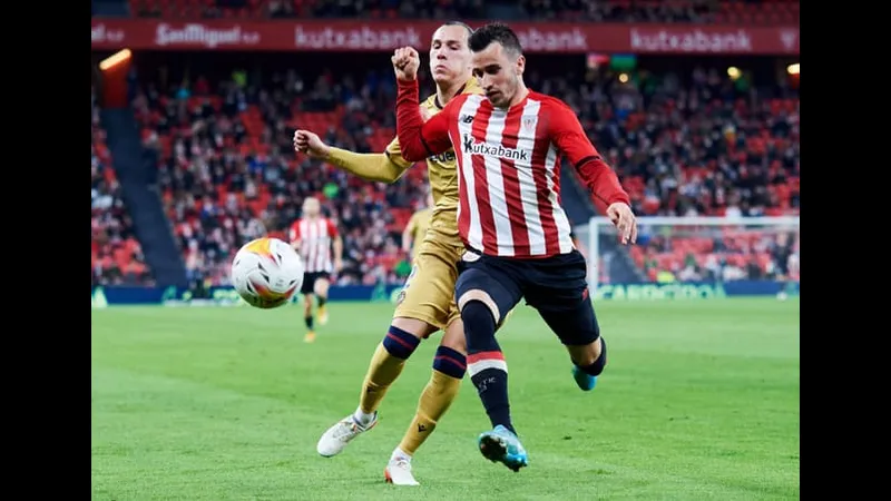 Cầu thủ của Levante và Athletic Bilbao tranh chấp quyết liệt để giữ bóng. Cầu thủ của Levante và Athletic Bilbao tranh chấp quyết liệt để giữ bóng.