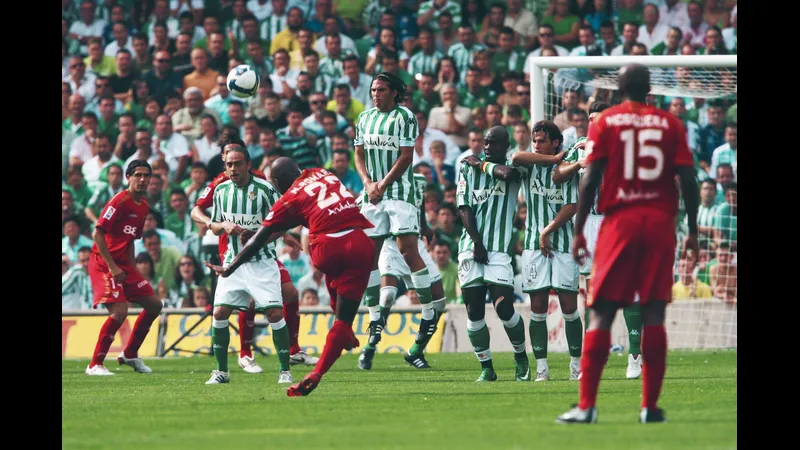 Cầu thủ của Sevilla tung cú sút mạnh vào khung thành của Real Betis trong trận đấu giữa hai đội Cầu thủ của Sevilla tung cú sút mạnh vào khung thành của Real Betis trong trận đấu giữa…