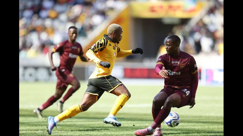 Cầu thủ Al Ittihad dẫn bóng qua cầu thủ Al Masry trong trận đấu Cầu thủ Al Ittihad dẫn bóng qua cầu thủ Al Masry trong trận đấu