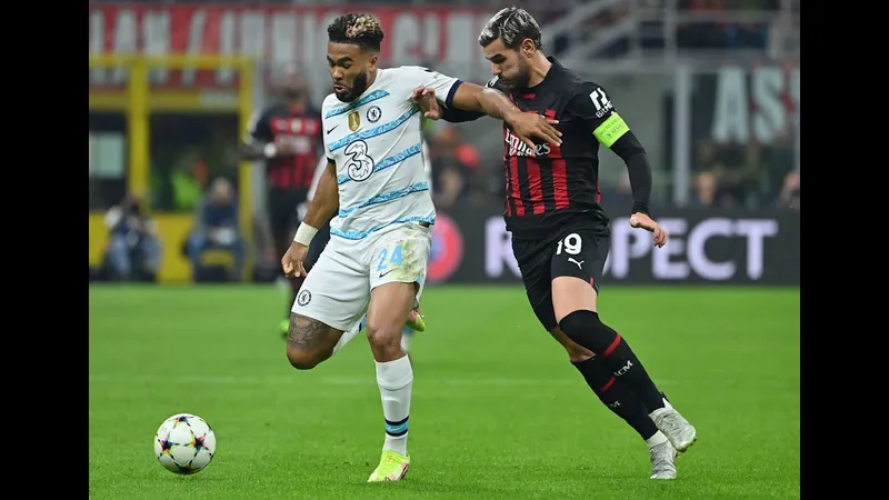 Cầu thủ của Atalanta tạt bóng vào vòng cấm Chelsea trong trận đấu