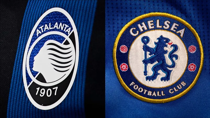 Cầu thủ Atalanta với động tác sút bóng quyết đoán trước thềm khung thành Chelsea