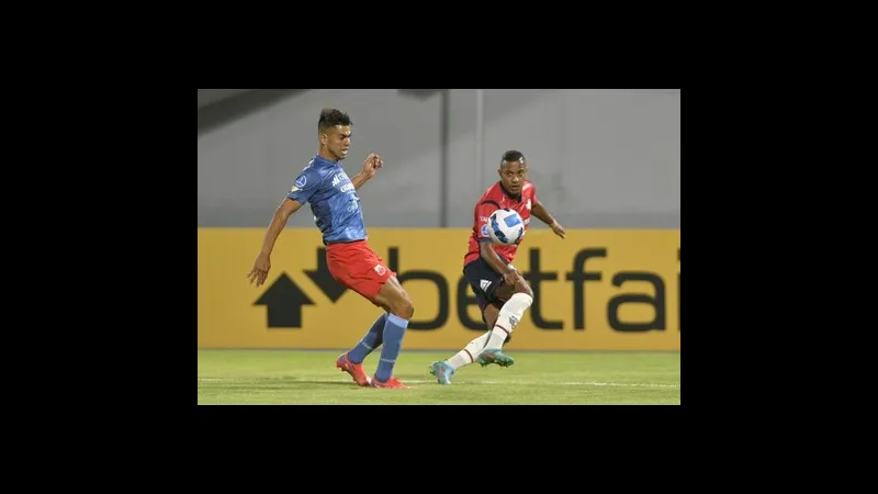 Cầu thủ Guabira mừng bàn thắng trước đội Wilstermann trong trận đấu bóng đá. Cầu thủ Guabira mừng bàn thắng trước đội Wilstermann trong trận đấu bóng đá.