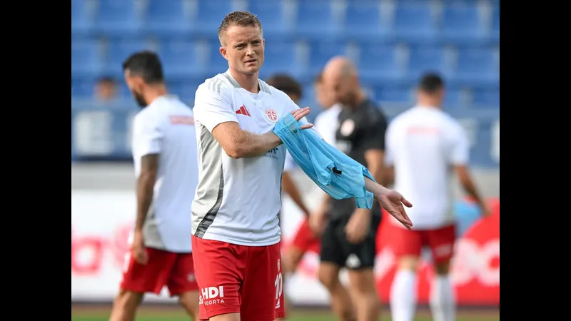 Một cầu thủ của đội Kasimpasa nỗ lực vượt qua sự chặn đứng của cầu thủ đối phương từ…