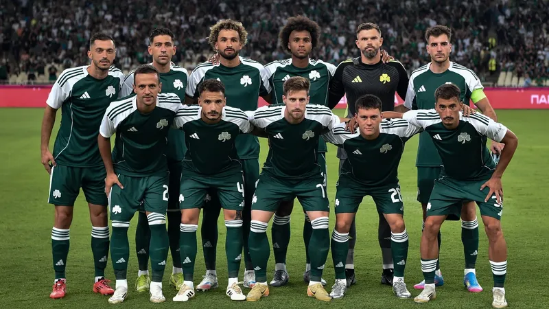 Cầu thủ đội Kavala dũng cảm chống lại sức ép từ cầu thủ Panathinaikos Cầu thủ đội Kavala dũng cảm chống lại sức ép từ cầu thủ Panathinaikos