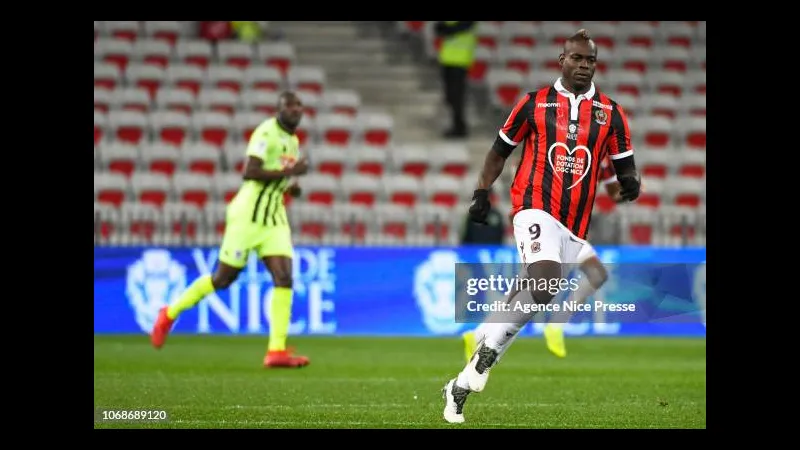 Cầu thủ của Nice vượt qua cầu thủ Angers với kỹ thuật cá nhân tinh tế