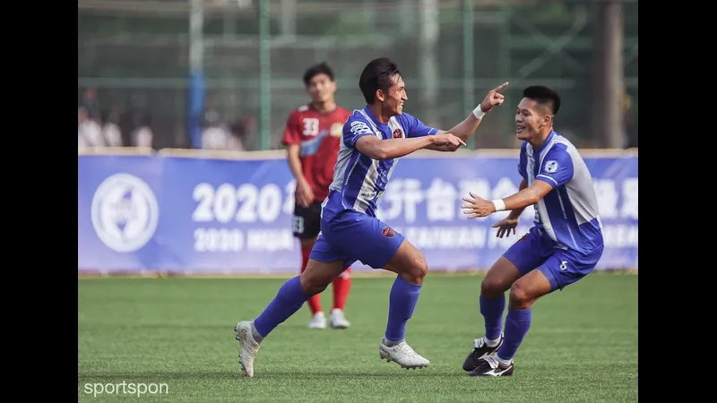 Cầu thủ của Taichung vượt qua cầu thủ của Hang Yuen để tạo ra cơ hội ghi bàn. Cầu thủ của Taichung vượt qua cầu thủ của Hang Yuen để tạo ra cơ hội ghi bàn.