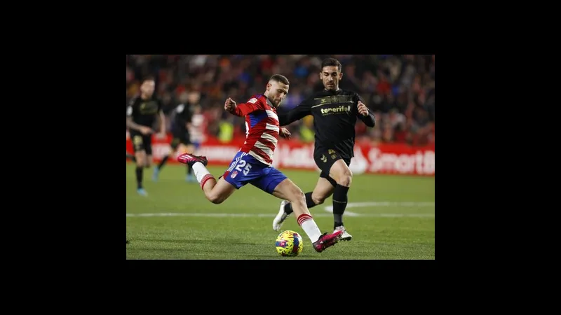 Cầu thủ của Tenerife tạo ra cơ hội ghi bàn trước Granada trong trận đấu
