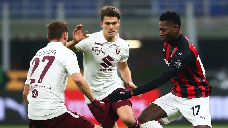 Cầu thủ AC Milan đi bóng qua phòng ngự của Torino trong trận đấu Cầu thủ AC Milan đi bóng qua phòng ngự của Torino trong trận đấu