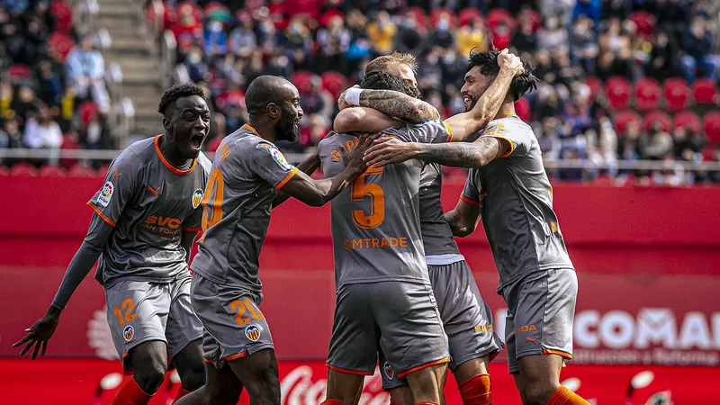 Cầu thủ của Valencia bứt tốc trước áp lực từ hậu vệ Mallorca