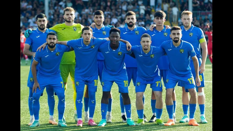 Cầu thủ Imisli FK và Kapaz tranh chấp quả bóng trên sân cỏ - Phong độ gần