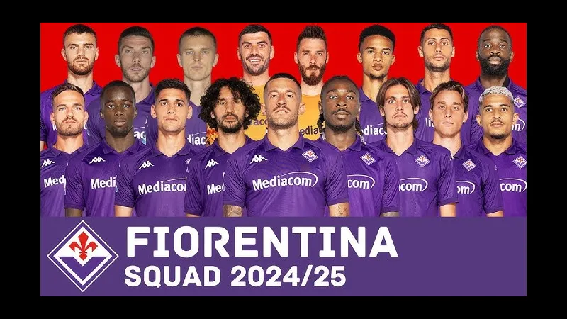 Cầu thủ Jagiellonia và Fiorentina tranh chấp bóng trên sân Cầu thủ Jagiellonia và Fiorentina tranh chấp bóng trên sân