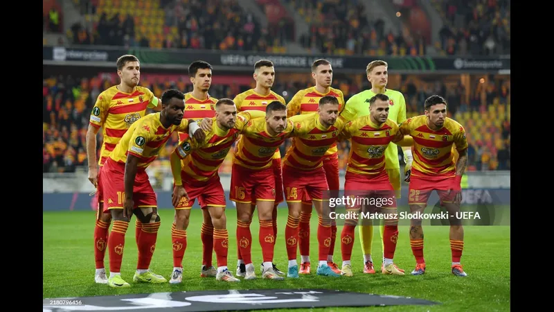 Cầu thủ Jagiellonia tung cú đá mạnh trước Fiorentina Cầu thủ Jagiellonia tung cú đá mạnh trước Fiorentina