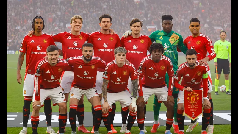 Cầu thủ MU nỗ lực ngăn chặn pha tấn công của West Ham